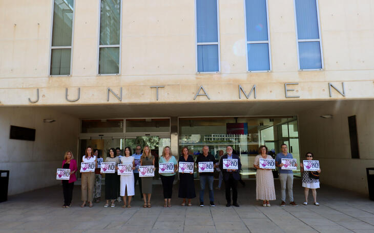 Minuto de silencio en el Ayuntamiento de Benidorm.